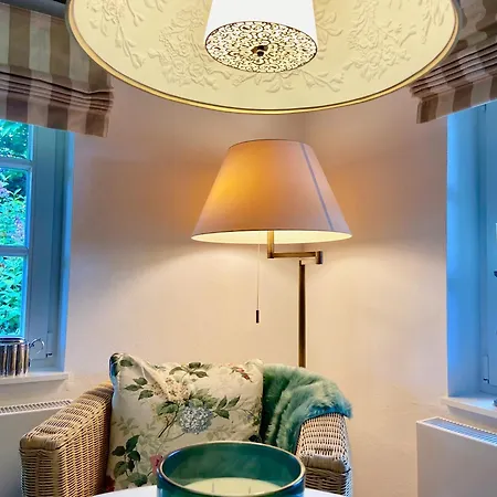 Am Mit Garten Und Kamin