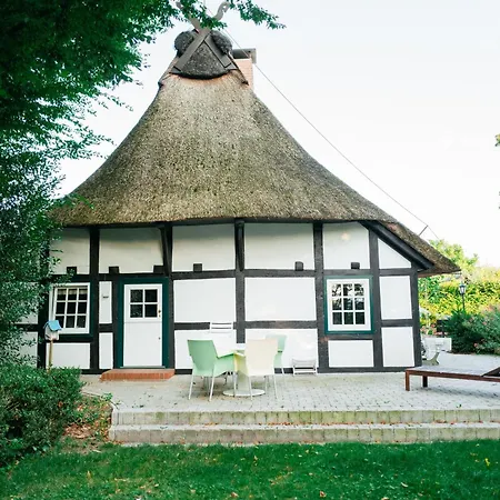 Am Mit Garten Und Kamin